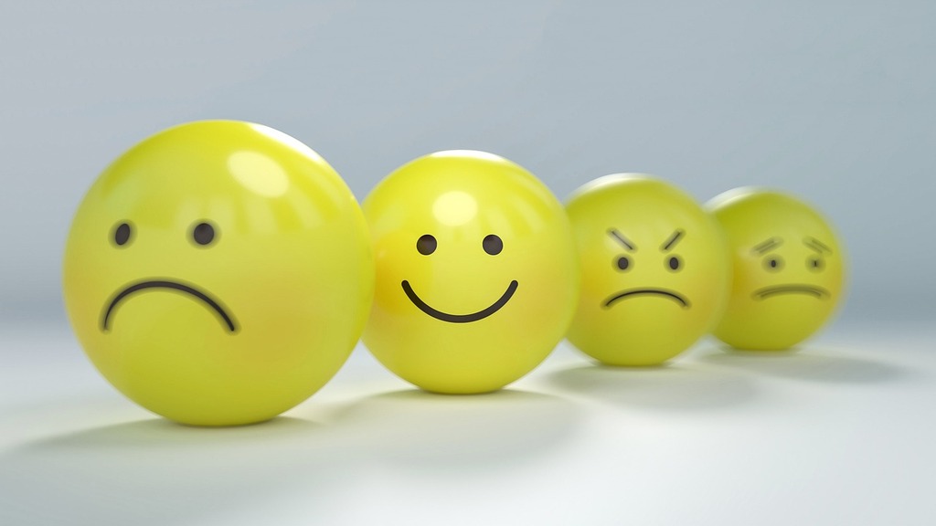 それぞれ不機嫌な顔、笑顔、怒った顔、悲しげな顔が書かれた4つのボールが並んだ画像