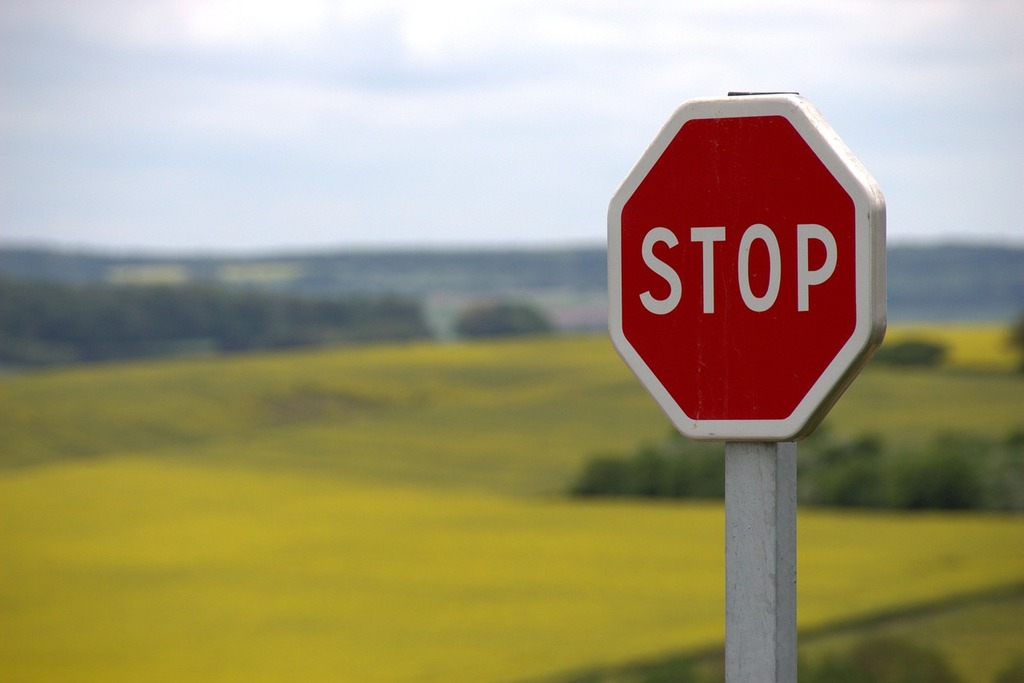 STOP（止まれ）の標識の画像